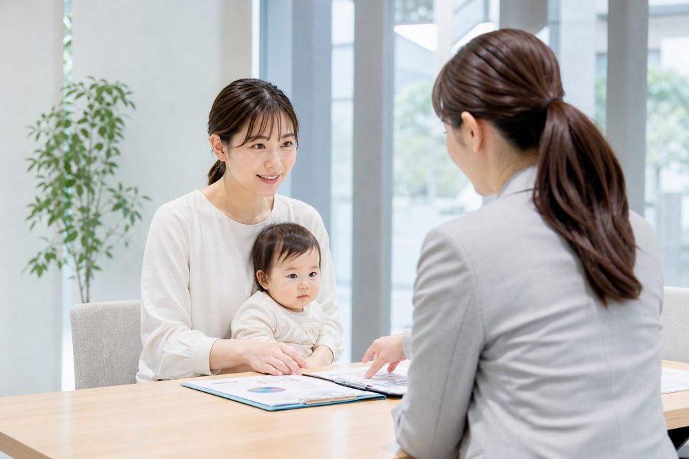 埼玉のFP相談窓口でファイナンシャルプランナーと話し合う若いママ