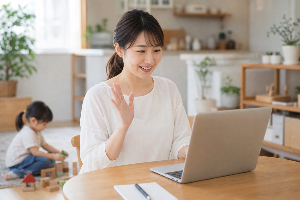 自宅でオンラインFP相談をするママ