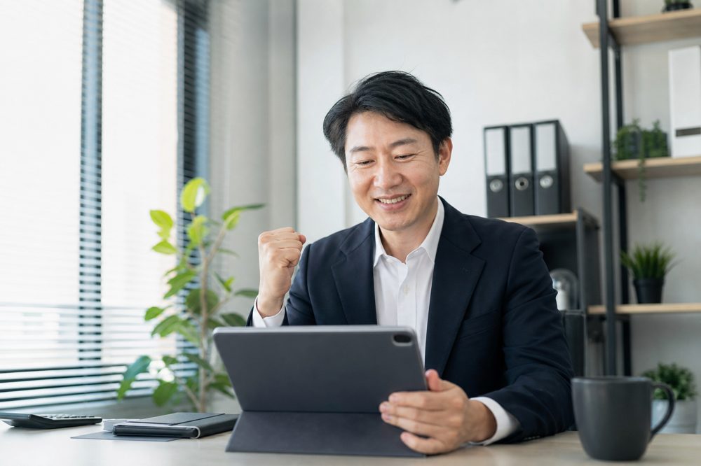 中小企業経営者がAI業務効率化ツールを確認している様子