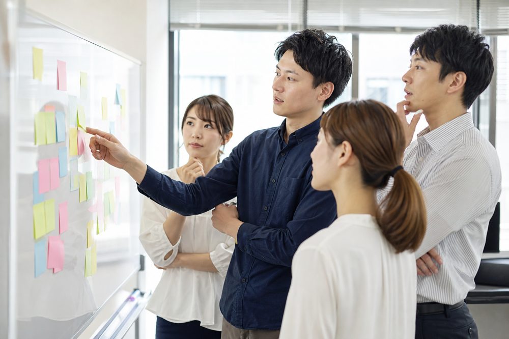 中小企業チームが業務棚卸しのワークショップを実施している様子