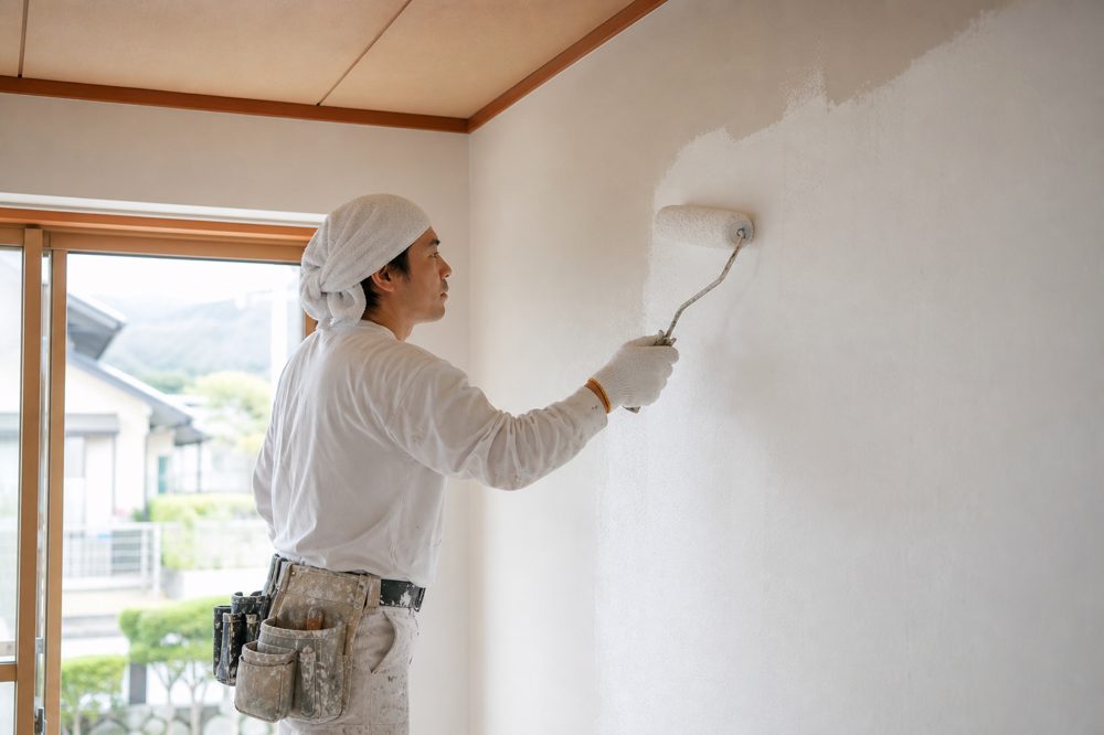 福島県の住宅で内装塗装をするプロの職人