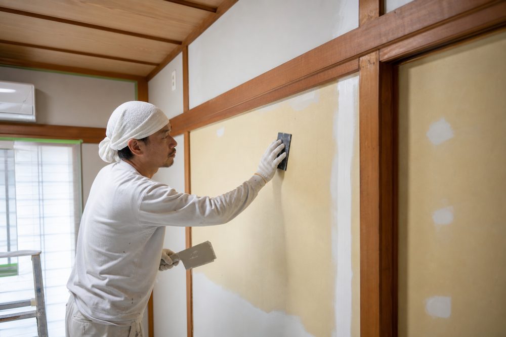 和風住宅の内装塗装下地処理をする職人
