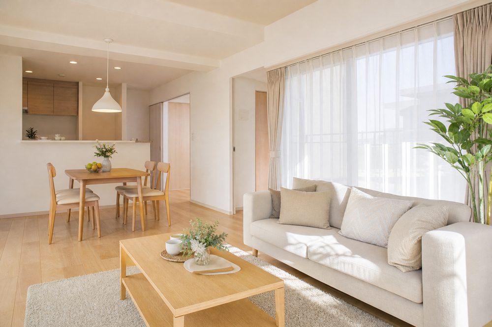 内覧用にホームステージングされた日本家屋のリビング