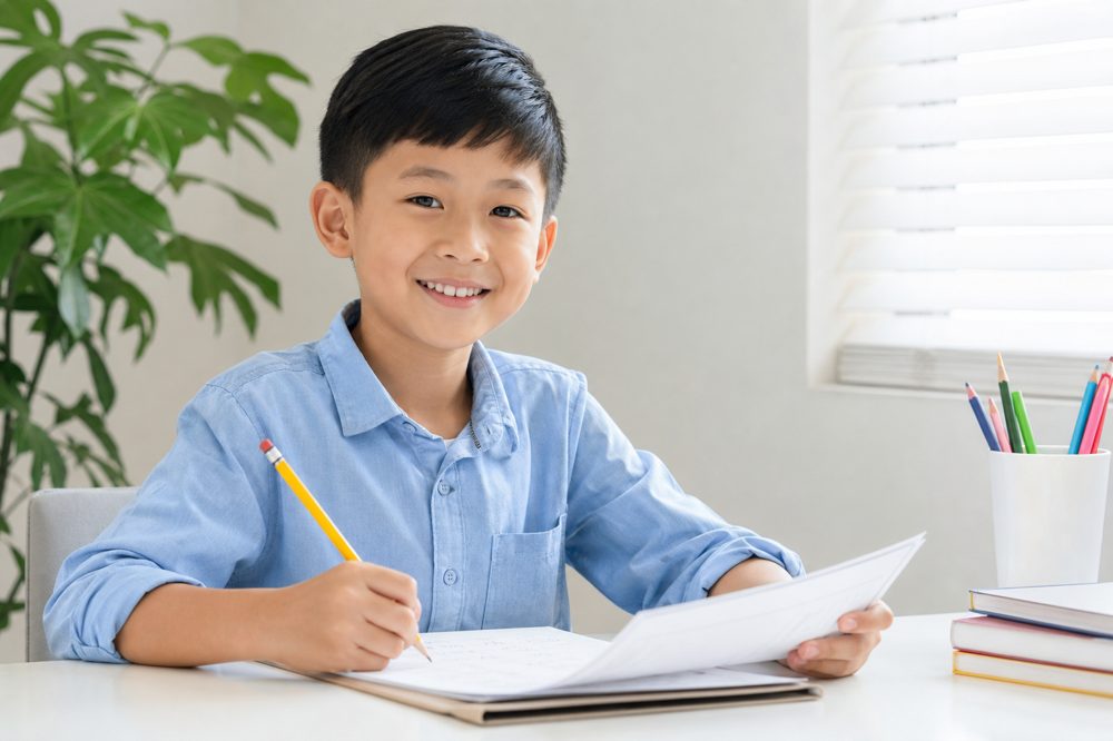 中学受験の問題集を解いている小学生の女の子