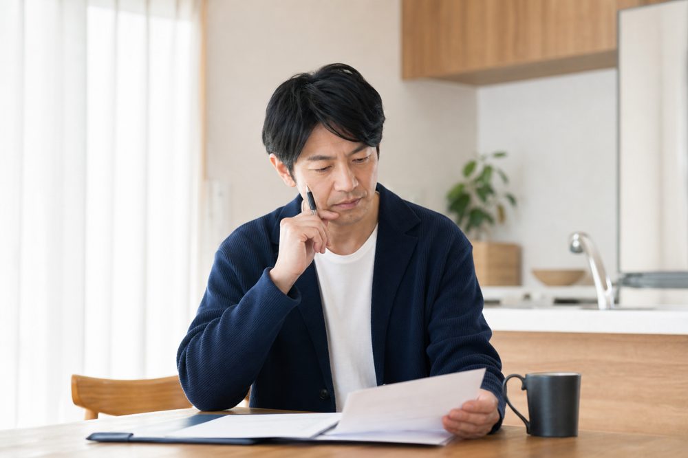 家庭教師の契約書を確認している日本人の保護者