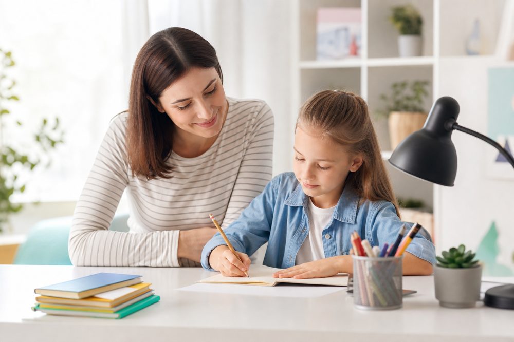 不登校の子どもが家庭教師と穏やかに勉強している様子