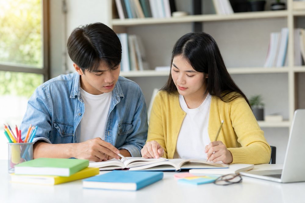東原中の生徒が塾で一緒に勉強している様子のイメージ