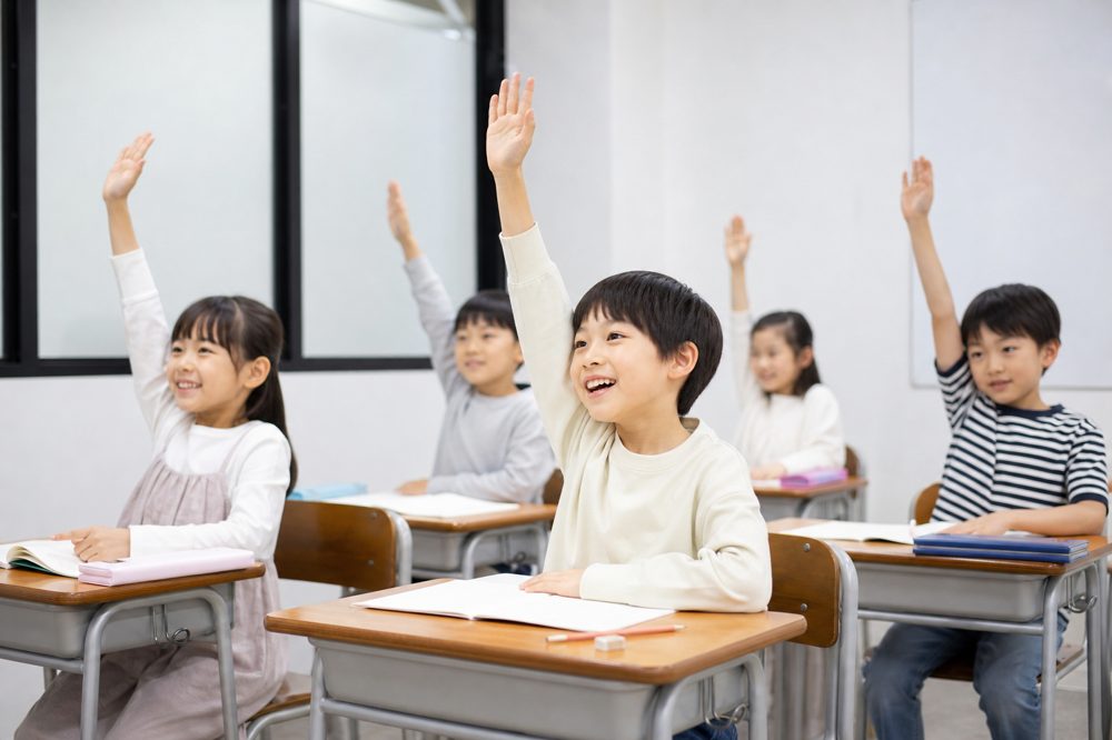 高陽の塾で元気よく手を挙げる小学生たち