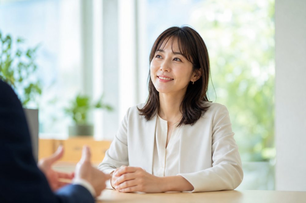 東京の結婚相談所で笑顔で相談する30代女性