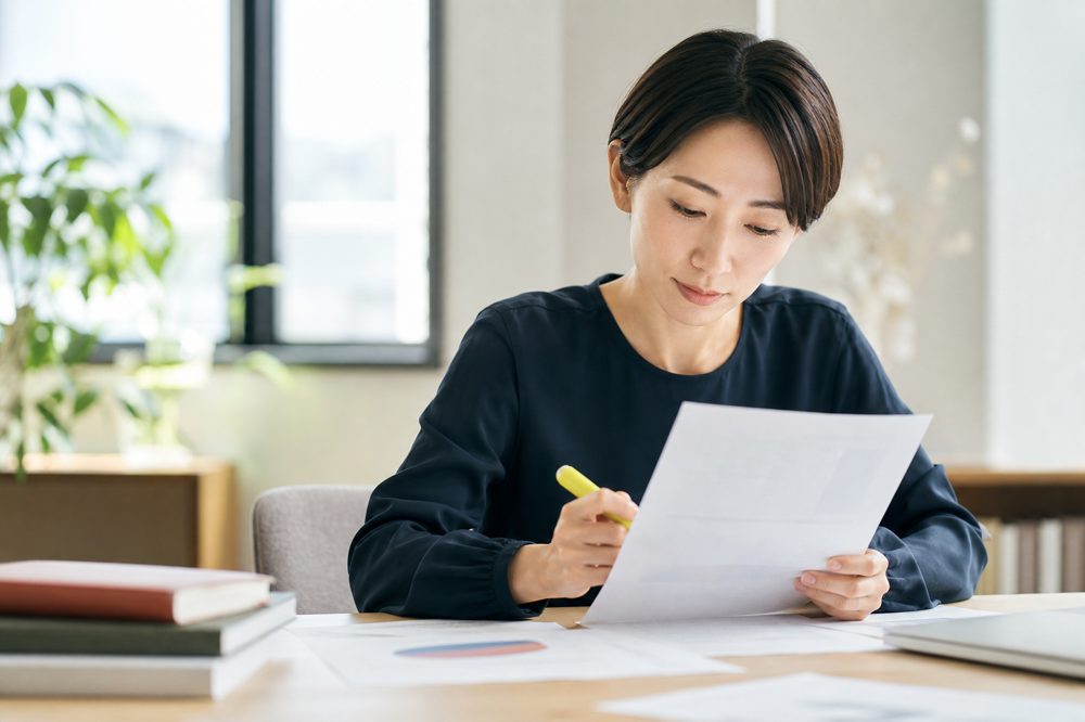 退会書類を確認する女性