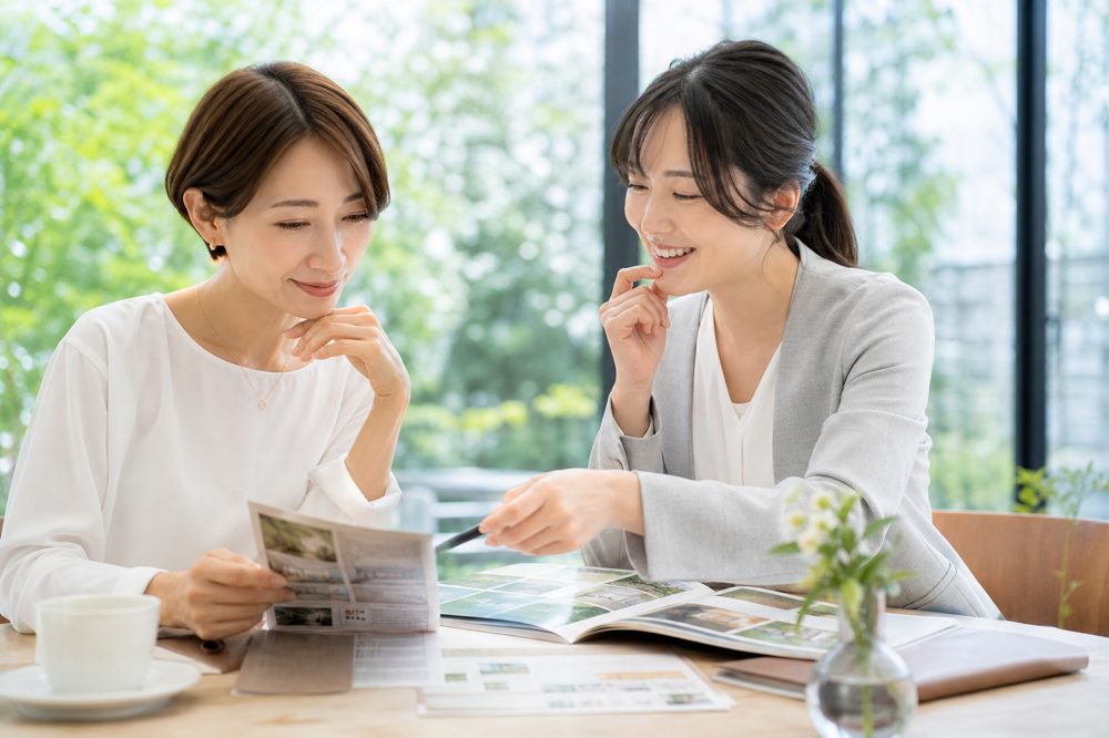 東京でカフェで婚活相談所を比較する女性たち