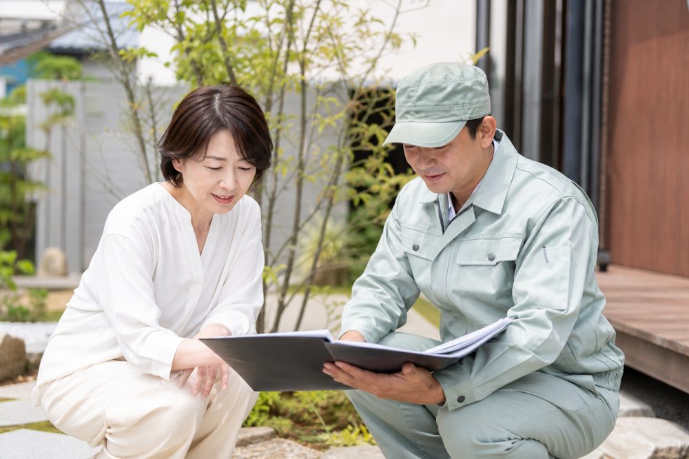 庭木伐採業者と打ち合わせをする家主のイメージ