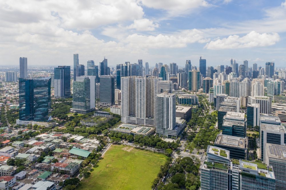 フィリピン・BGC（ボニファシオグローバルシティ）の近代的な高層ビル群の空撮写真