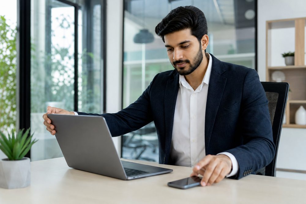 会社設立直後にMicrosoft 365を導入する起業家のイメージ