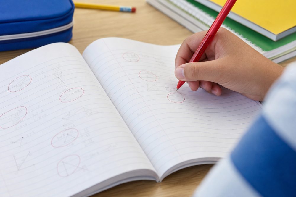 間違えた問題を分析して解き直しする学習風景