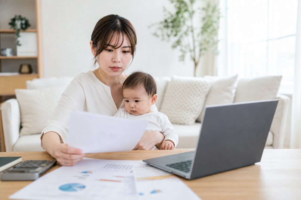 子育て世代が教育費と住宅費の書類を確認しているシーン