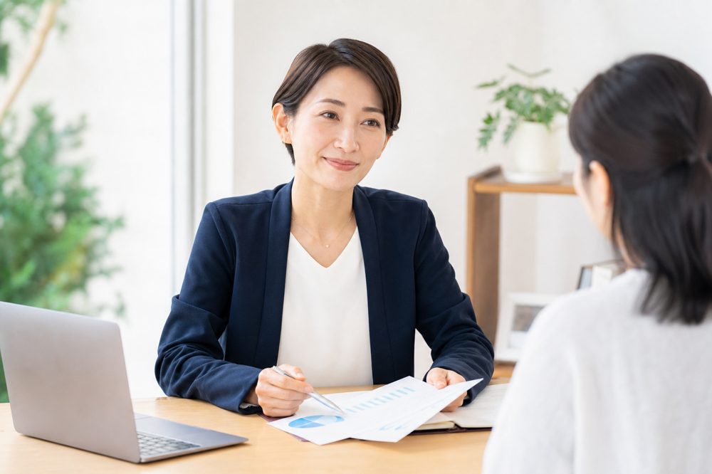岐阜の40代女性が老後資金について相談しているイメージ