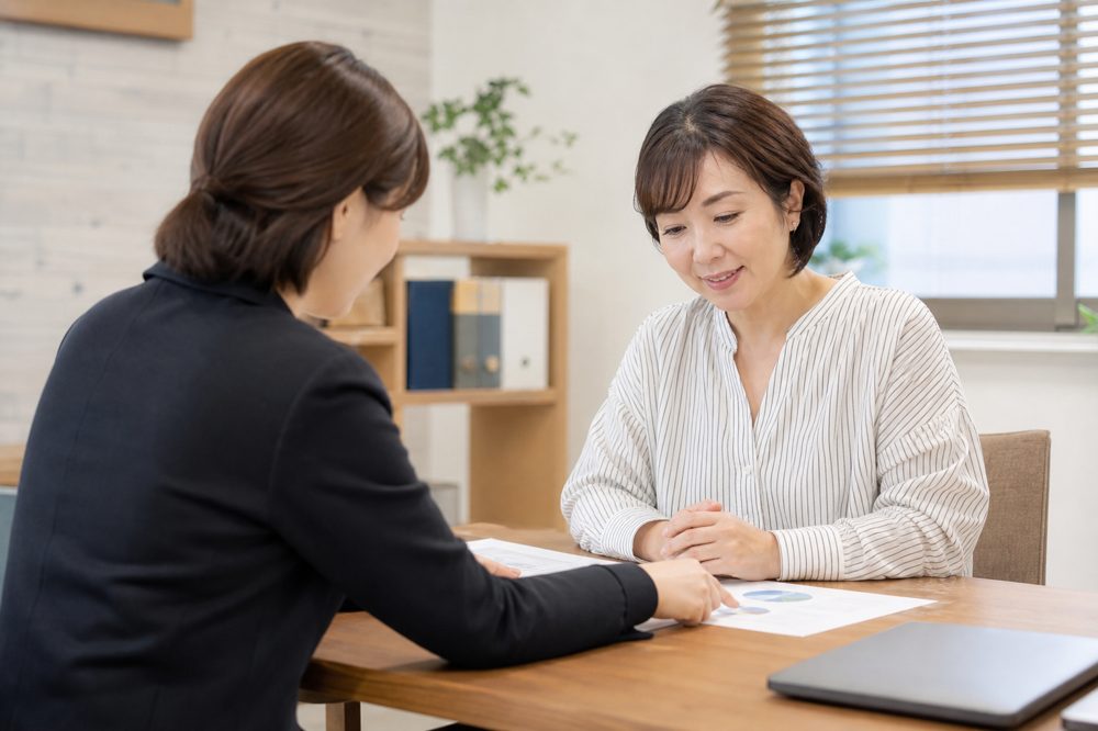 岐阜のFP相談室で老後資金について話し合う女性のイメージ