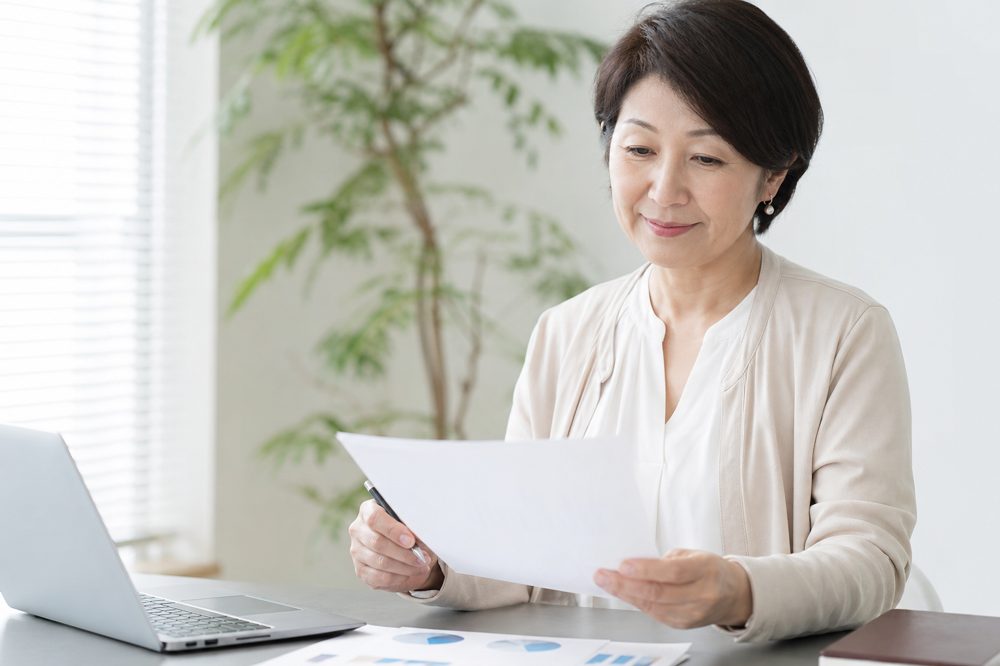 相続書類を確認する50代女性