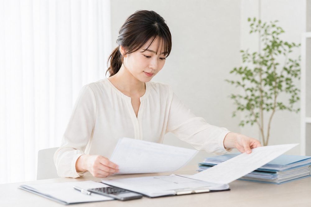 相続税申告の書類を整理する女性