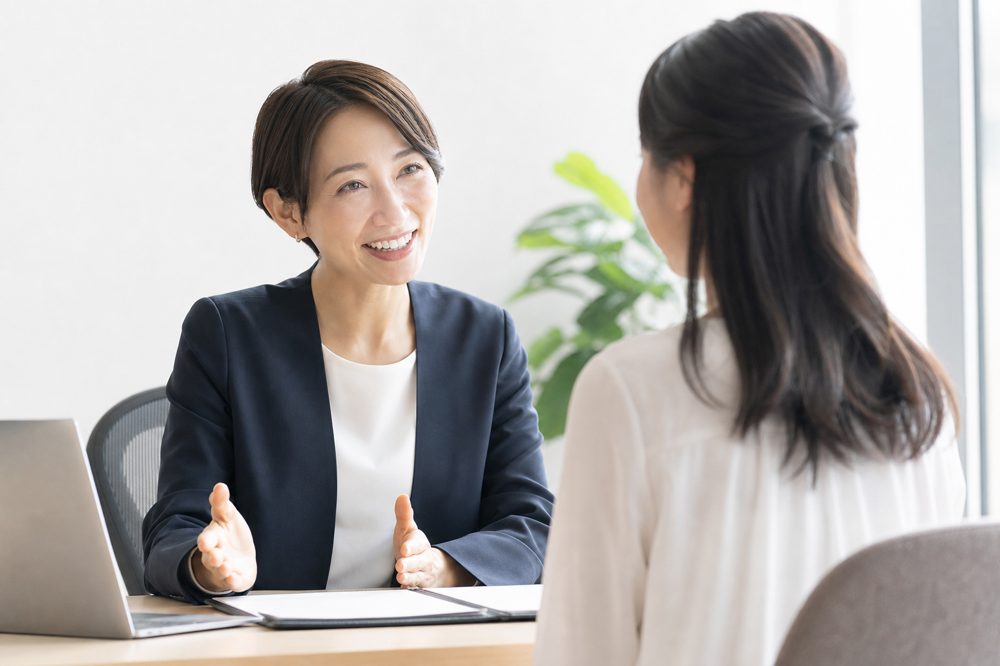 専門家と相談する女性
