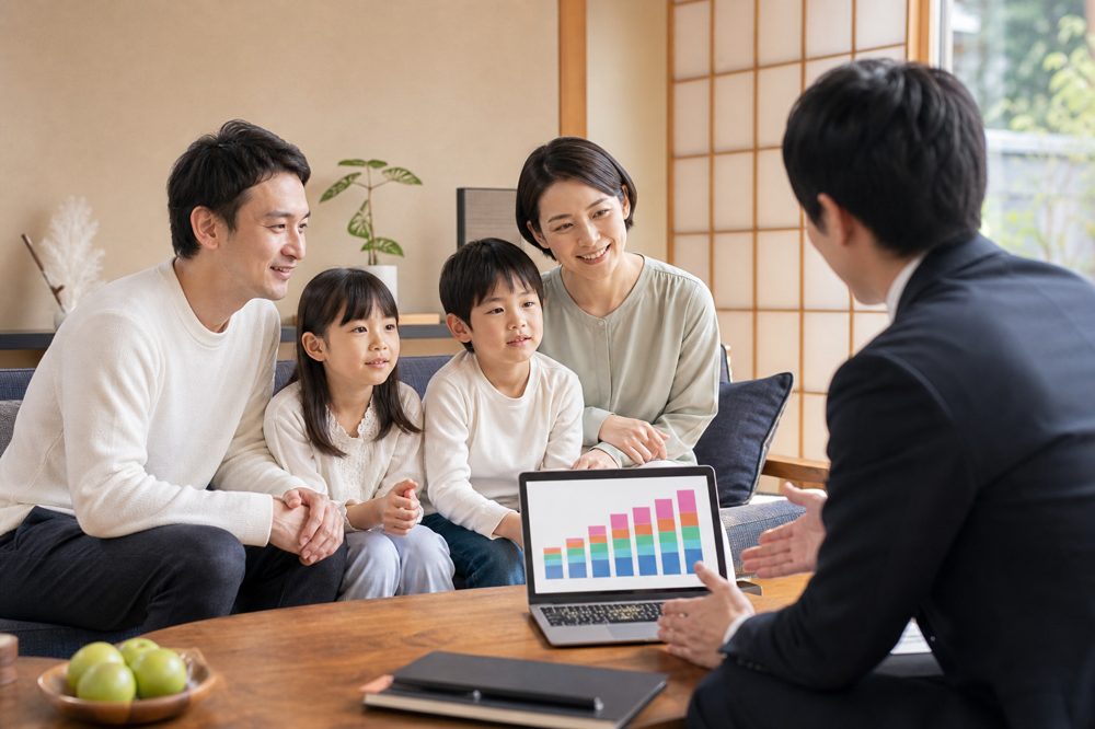 宮城の家族がFPにライフプランのキャッシュフロー表を見せてもらっているシーン