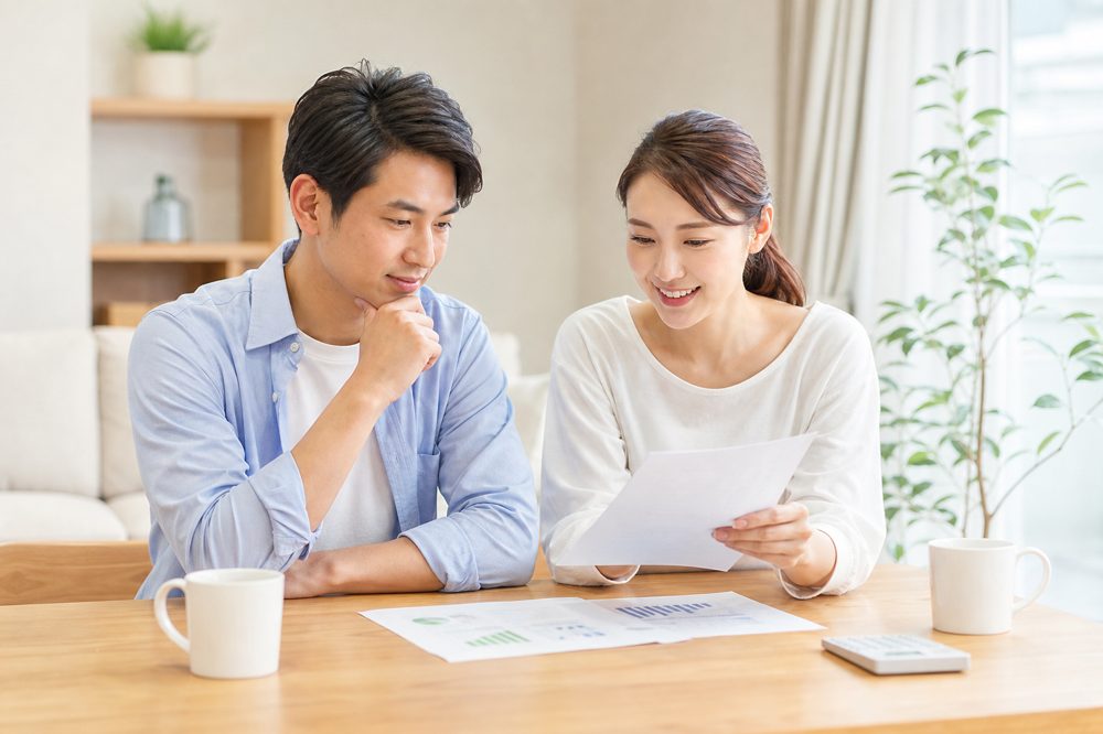 宮城に住む30代夫婦がNISAについて相談している様子