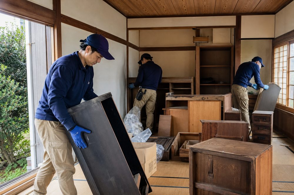 千葉県の空き家で不用品回収作業をするスタッフ