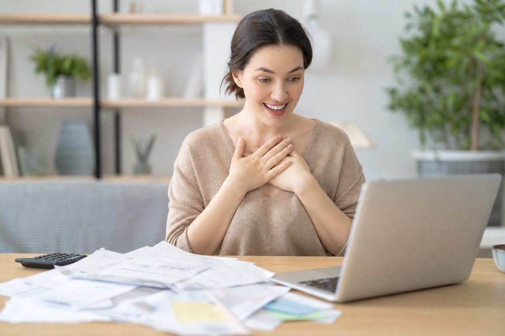 借金の悩みを解決するために情報収集する人のイメージ