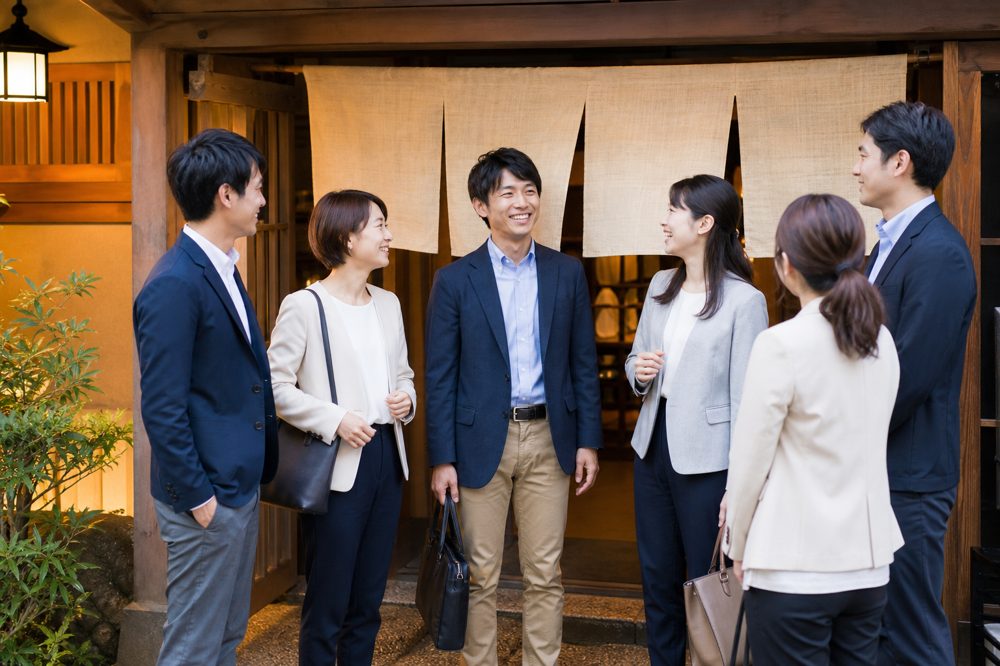 京都の料亭入口に集まる社員旅行の参加者たち