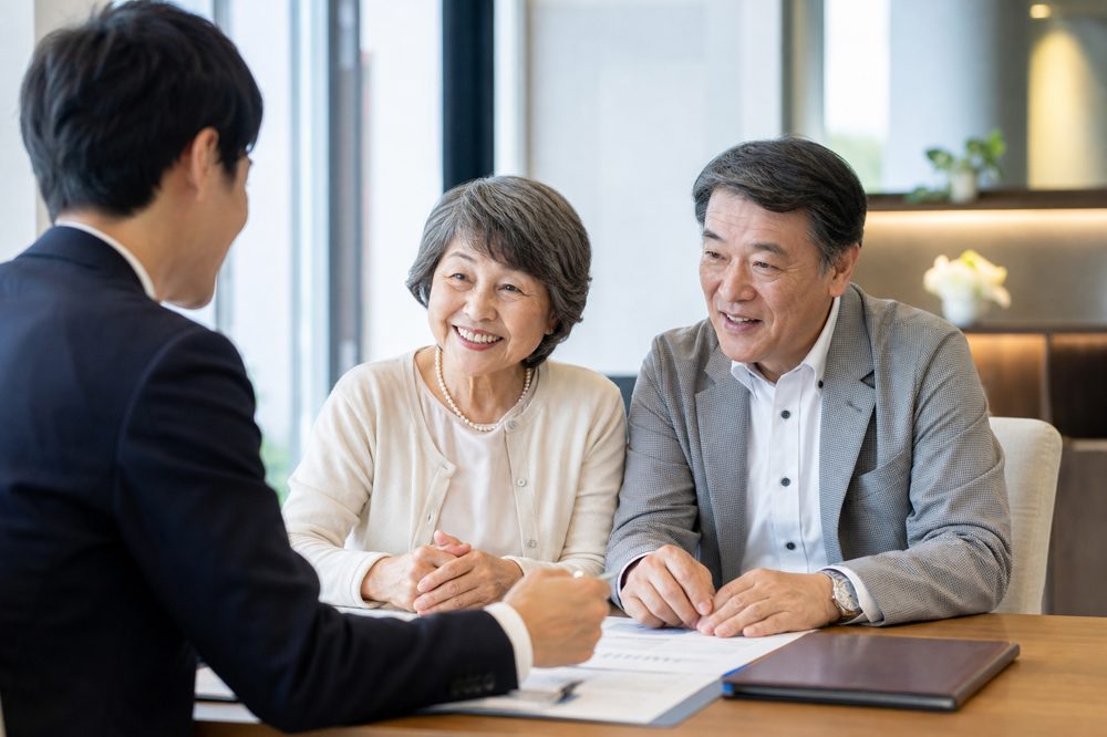 60代夫婦がファイナンシャルプランナーと老後資金について相談している様子