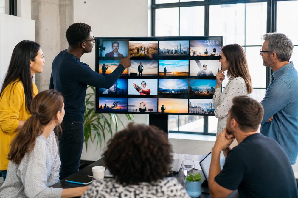 営業動画の種類を比較検討するマーケティングチーム
