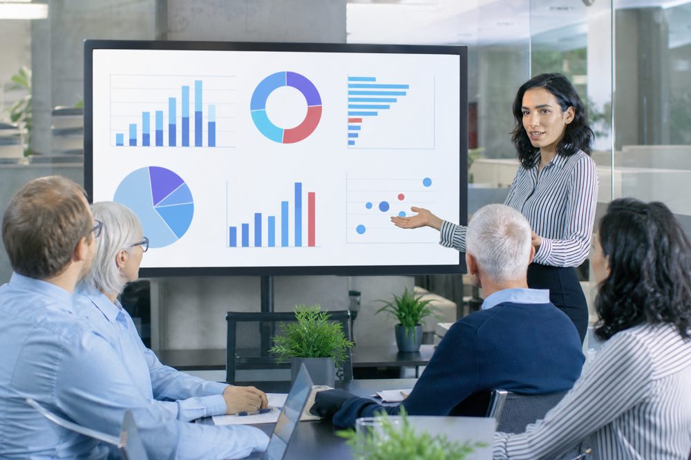 ダイレクトリクルーティング代行会社が採用データを分析してクライアントに報告するミーティングのイメージ